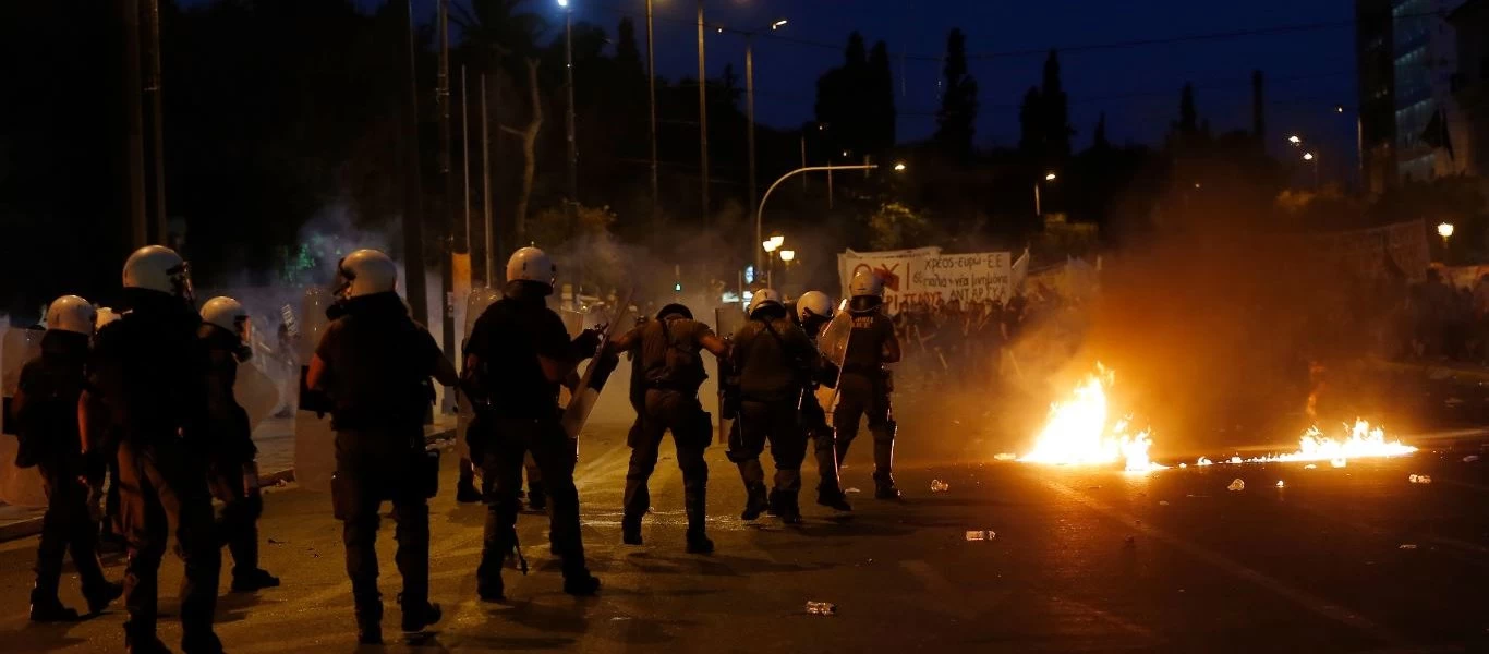 ΕΚΤΑΚΤΟ: Επεισόδια με μολότοφ στο κέντρο της Αθήνας